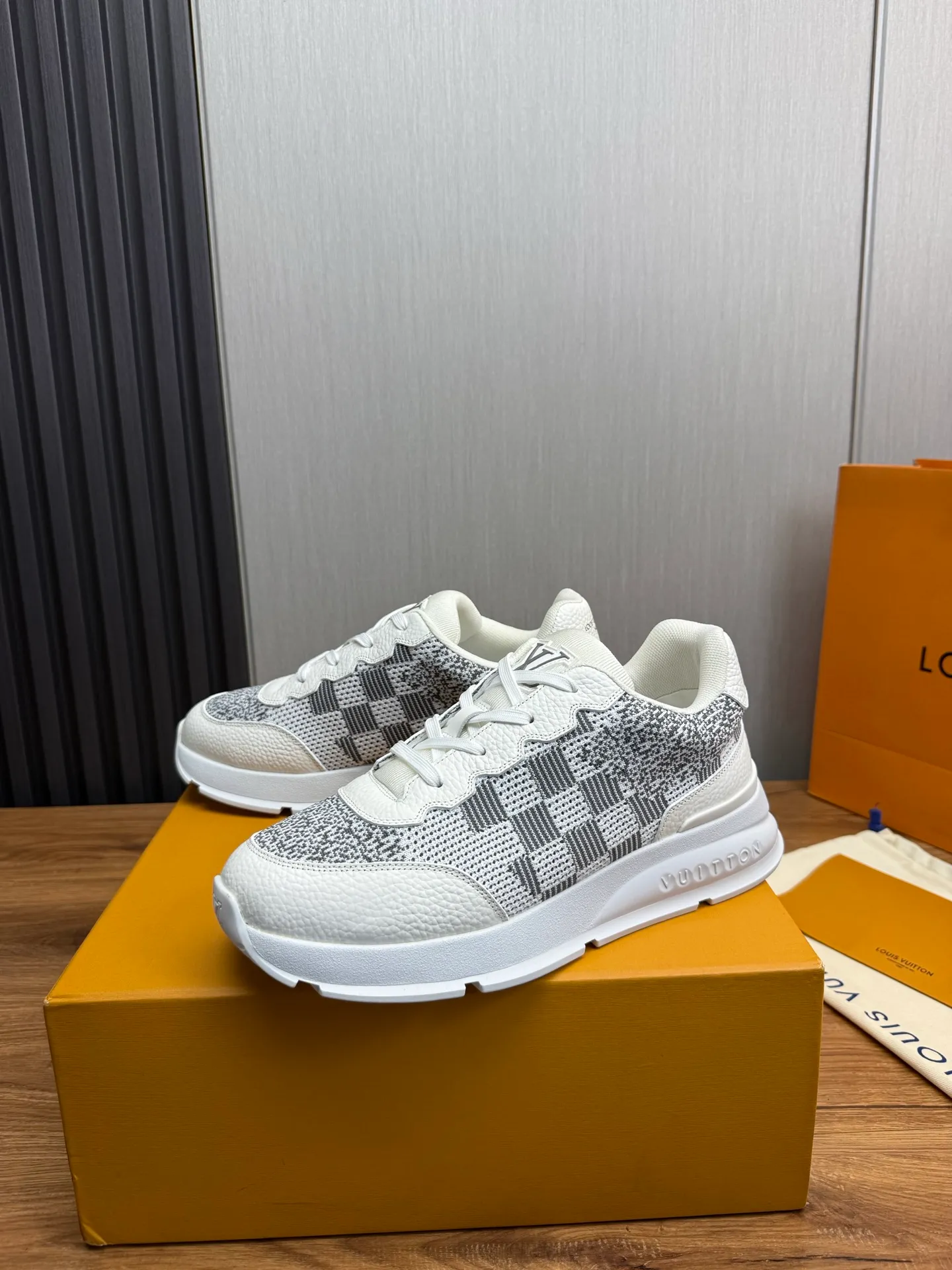 Men's shoes 💰640💰 LOUIS VUITTON [Luden Yiwei] The new trendy Lv is on the market 🎁, casual and fashionable men's shoes 👟 The upper is made of high-count and high-density fly weave + cowhide mesh lining, the original wear-resistant rubber outsole, the version is simple and elegant, exclusive for trendy men. 38-45 (45 is custom-made and cannot be returned or exchanged)